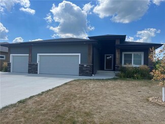 918 S 9th Ave, Winterset, IA 50273