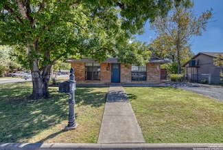 470 N Crisp St, Uvalde, TX 78801