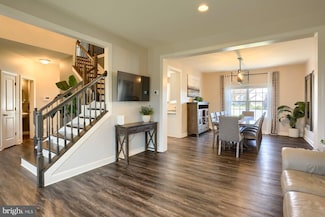 612 Royal Terrace Dr, West Hanover, PA 17112