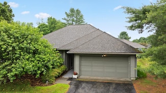 17 Larkspur Ln, White River Junction, VT 05001