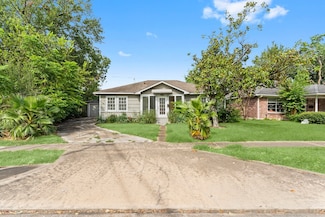 5816 Community Dr, Houston, TX 77005