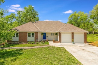10706 Hillcrest Rd, Kansas City, MO 64134