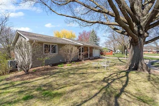 1 Crestwood Cir, Iowa City, IA 52245