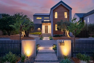 983 Grove St, Healdsburg, CA 95448