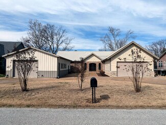 150 Parkside Dr, Hollister, MO 65672