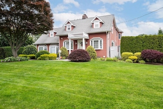 18 Loring Rd, Levittown, NY 11756