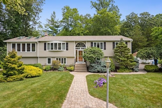 31 Astor Dr, Shelton, CT 06484