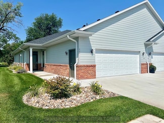 520 S Woodland Dr, Grand Island, NE 68801