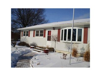 6800 N Glen Dr, Palo, IA 52324