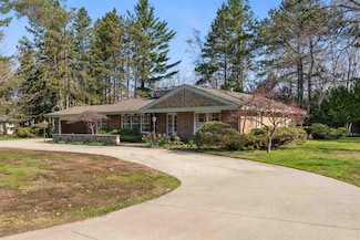 807 E Dixon Ave, Charlevoix, MI 49720