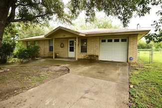 1215 W Crockett St, Beeville, TX 78102