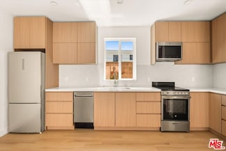 5912 1/2 Mammoth Ave, Los Angeles, CA 91401