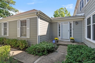 11 Warwick Ln, Lincolnshire, IL 60069