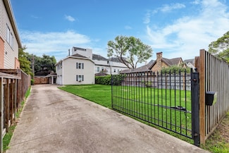 2031 W Main St, Houston, TX 77098
