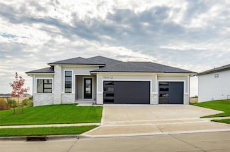 16412 N Valley Dr, Urbandale, IA 50323