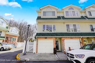 49 Woodcutters Ln, Staten Island, NY 10306