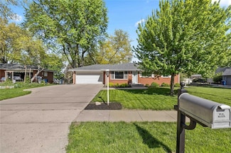 2701 Beverly Dr, Urbandale, IA 50322