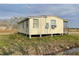58 Carancahua St, Vanderbilt, TX 77957