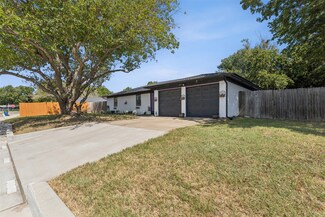 431 SE Gardens Blvd, Burleson, TX 76028