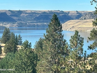 39461 Bitterroot Ln, Yakima, WA 98908