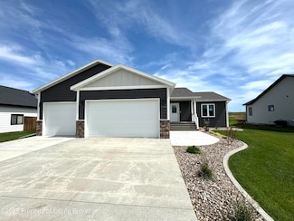 574 River Dr, Dickinson, ND 58601