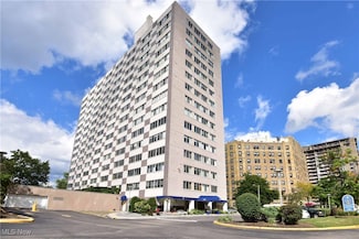 12520 Edgewater Dr Unit 905, Lakewood, OH 44107