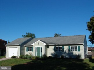 51 Shelter Ln, Levittown, PA 19055