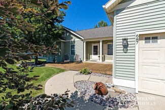 687 Sandtrap Dr NE, Comstock Park, MI 49321