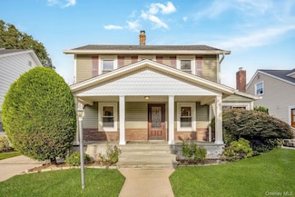 134 Marcellus Rd, Mineola, NY 11501