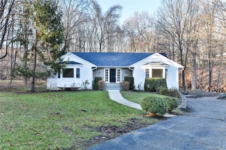 65 Red Oak Ln, Mount Kisco, NY 10549