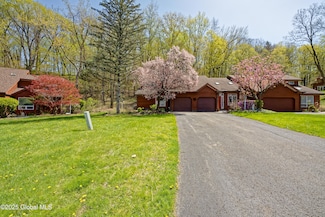 9 Lillian Ln, Troy, NY 12180