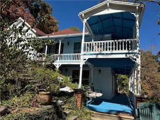 8 Magnolia St, Eureka Springs, AR 72632