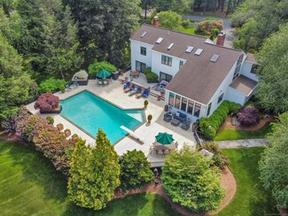 8 Hedgerow Common, Weston, CT 06883