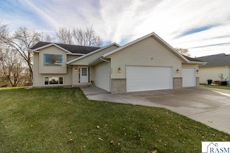 335 E Woodridge Dr, Le Center, MN 56057