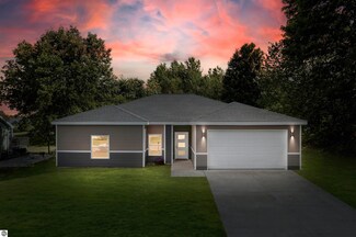 5411 Ravenhurst Dr, Traverse City, MI 49685