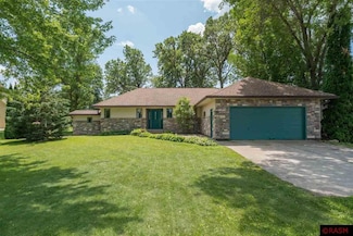 900 Lakeview Rd, Lake Crystal, MN 56055