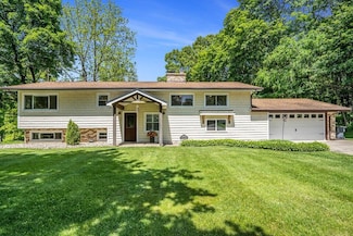 3840 E Gull Lake Dr, Hickory Corners, MI 49060