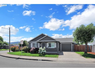 1852 S 58th St, Springfield, OR 97478