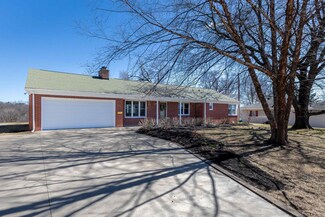 196 Julien Dubuque Dr, Dubuque, IA 52003