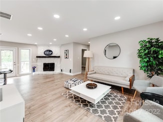 3923 Fernleaf Ct, Charlotte, NC 28215