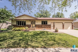 217 E Barck Ave, Luverne, MN 56156