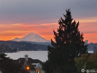 8533 NE Juanita Dr, Kirkland, WA 98034