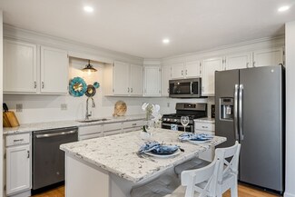 39 Willow Pond Dr, Rockland, MA 02370