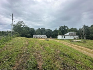 283 Chantilly Dr, Fancy Gap, VA 24328
