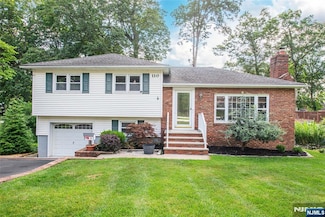 110 Chestnut Dr, Wayne, NJ 07470