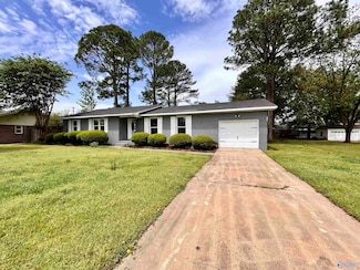 1704 Woodmead St SW, Decatur, AL 35601