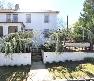 11 Floyd Place, Great Neck, NY 11024