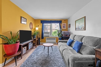33-05 92nd St Unit 4B, Jackson Heights, NY 11372