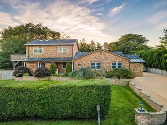 20 Alanson Ln, Hampton Bays, NY 11946