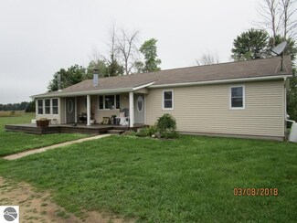 9825 E Oak Rd, Clare, MI 48617